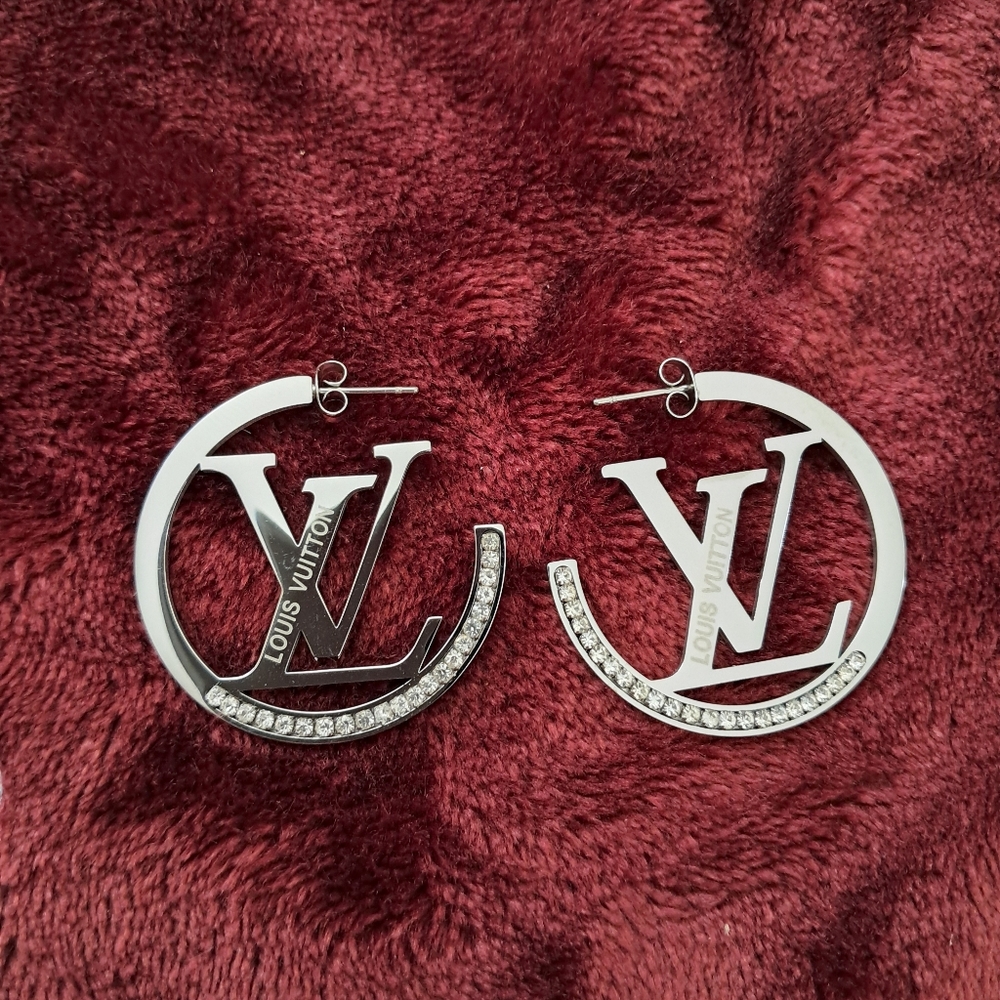 Fashion Desighn Stylish Silver Crystal Embellished Earrings - Picture 2 of 5